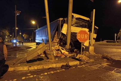 Ordu’da süt yüklü tır ve otomobil çarpıştı: 2 yaralı