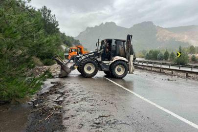 Osmaneli’de sel meydana geldi, D650 karayolu taş ve toprak ile kaplandı