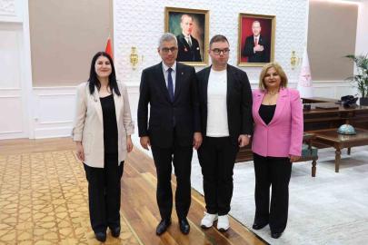 Otizmli bireylerin sorunlarını içeren rapor Bakan Memişoğlu’na sunuldu