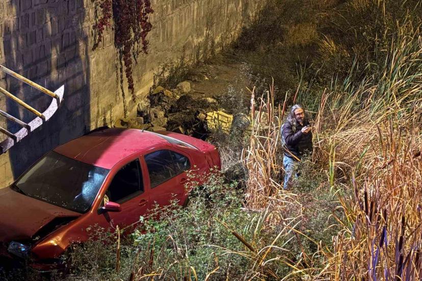 Otomobil 5 metrelik kanala uçtu, sürücünün burnu bile kanamadı