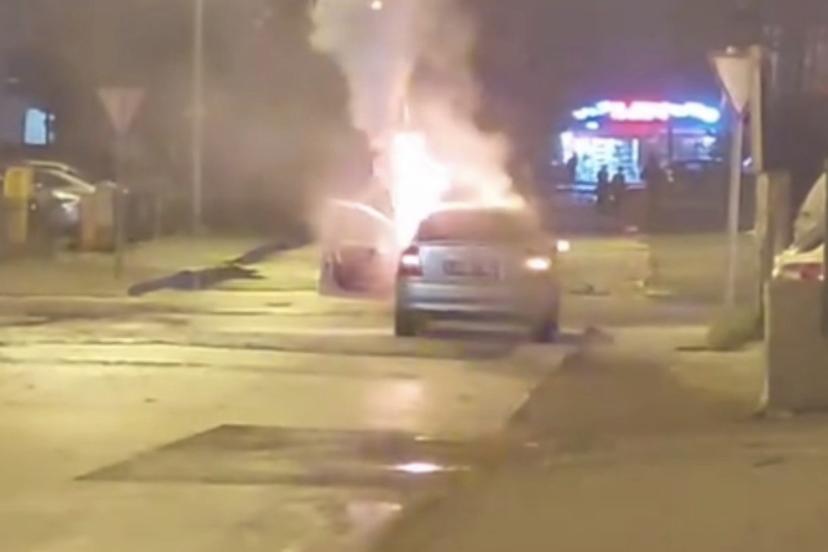 Otomobil alev alev yanarak küle döndü
