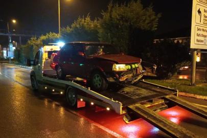 Otomobil, köprünün korkuluklarına çarptı