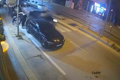 Otomobil, park halindeki araca çarptı: Yaya geçidinden geçerken ölümden döndüler