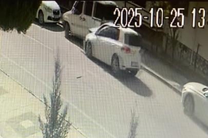 Otomobil park halindeki araçlara çarptı