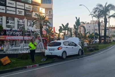 Otomobil refüje çıkıp sinyalizasyon direğini devirdi