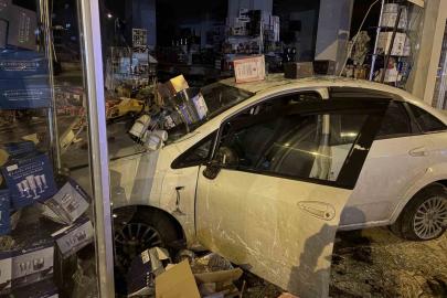 Otomobil züccaciye dükkana daldı: 1 yaralı