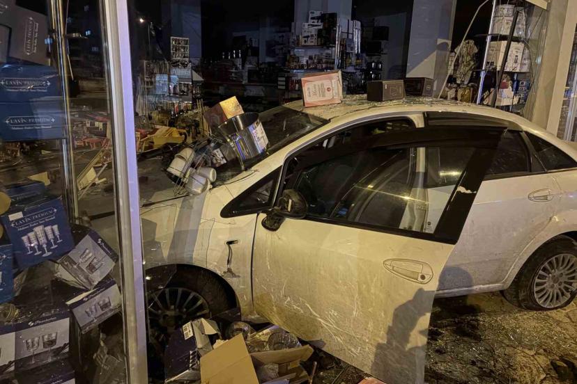 Otomobil züccaciye dükkana daldı: 1 yaralı