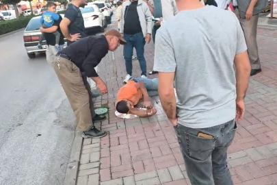 Otomobile çarpan motosiklet sürücüsü havada takla atıp yere düştü