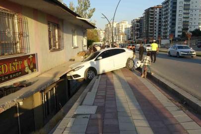 Otomobilin çarptığı araç savrularak evin balkonuna girdi: 2’si çocuk 3 yaralı