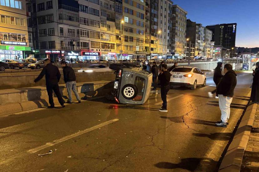 Otomobilin çarptığı cip yan yattı, yol trafiğe kapandı