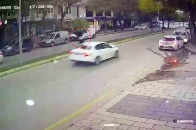 Otomobilin çarptığı kadın metrelerce savruldu