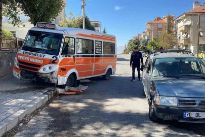 Otomobille çarpışan yolcu minibüsü kaldırıma çıktı: 3 yaralı