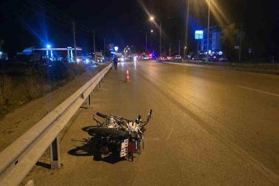 Otomobille motosikletin çarpıştığı kazada bir kişi öldü, 2 kişi yaralandı