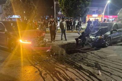 Otomobiller kafa kafaya çarpıştı: 2 yaralı