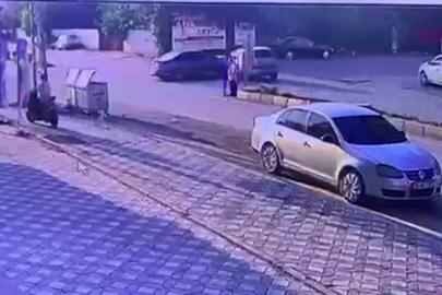 Otomobillerin kafa kafaya çarpıştığı kazada 2 kişi yaralandı, o anlar kamerada