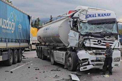 Otoyolda kaza: Hurdaya dönen tırdan burnu bile kanamadan çıktı