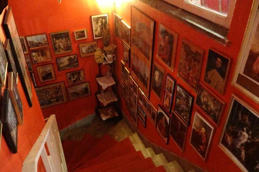 Paris’ten Bursa’ya uzanan antika hikayesi: Kolilerde bekleyen eşyalarla müze gibi kafe kurdu