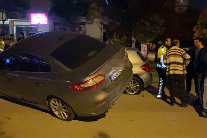 Park halindeki 2 araca çarpıp asılı kaldı: Sürücü olay yerinden kaçtı