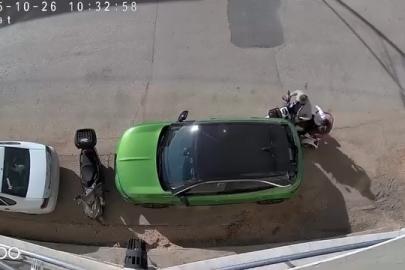 Park halindeki otomobile çarpıp hiçbir şey olmamış gibi kaçtı