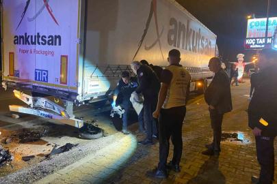 Park halindeki tıra çarpan motosikletli genç kazada hayatını kaybetti