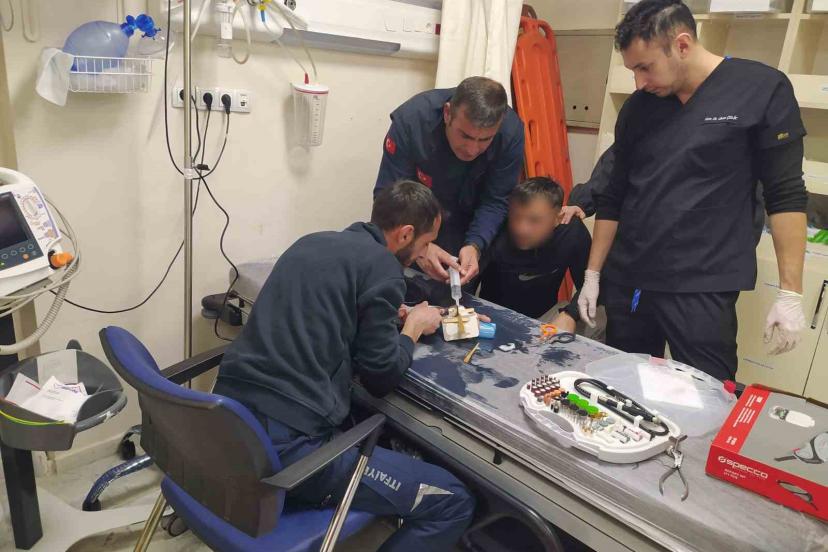 Parmağına sıkışan yüzüğü itfaiye çıkardı