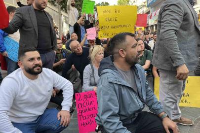 Pazarcı esnafından Karşıyaka’da oturma eylemi