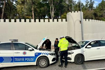 Polis ekipleri yolda kalan otomobile yardım eli uzattı