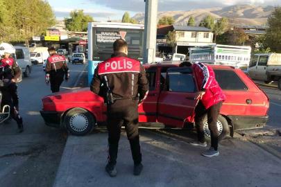 Polisin "dur" ihtarına uymadı, kaçarken kaza yaptı: Araçta uyuşturucu ele geçirildi