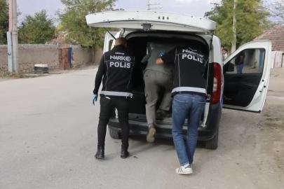 Polisten Alpu’da uygulama: uyuşturucu ve silah ele geçirildi