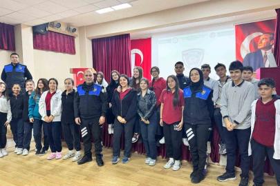 Polisten lise öğrencilerine eğitim