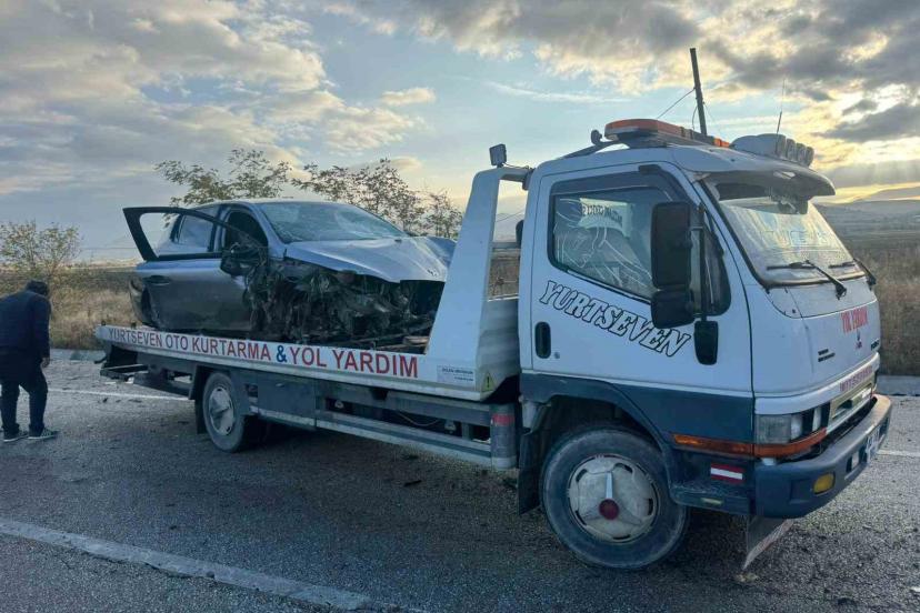 Refüje giren otomobilde 2 kişi yaralandı