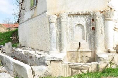 Roma dönemi mermer çeşme tahrip edildi