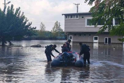 Sağanak yağışla evlerinde mahsur kalan vatandaşlar botla kurtarıldı