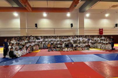 Salihli’de 250 judocu kemer sınavında ter döktü