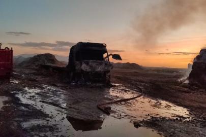 Saman balyası yüklü tır yandı, 25 ton balya kül oldu