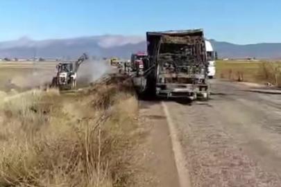 Saman yüklü kamyon yangın sonrası kullanılamaz hale geldi