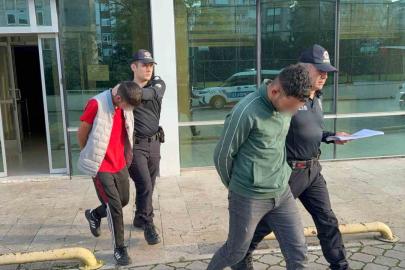 Samsun’da zorla gül satmak isteyen 2 kişi olay çıkartınca tutuklandı