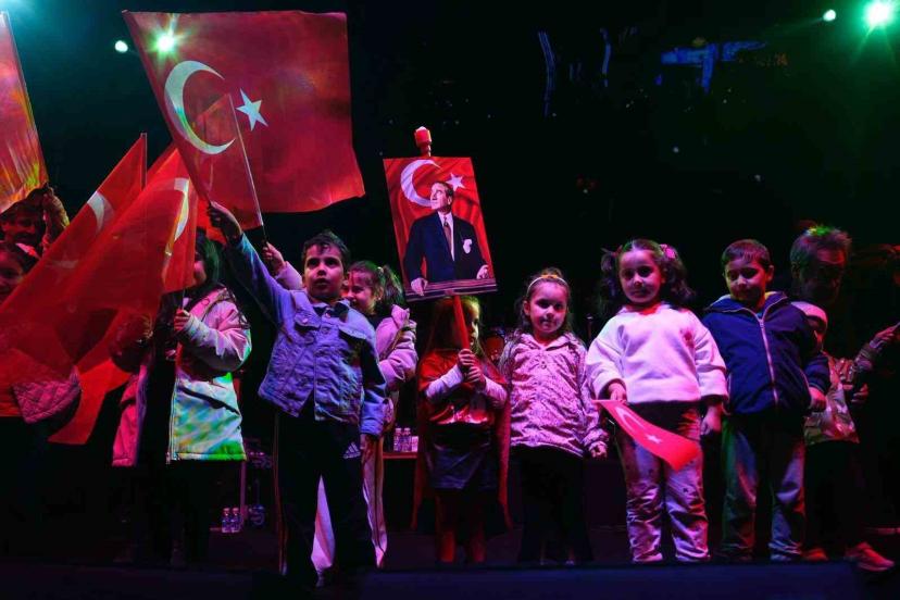 Sancaktepe’de Cumhuriyet coşkusu fener alayı ve Feridun Düzağaç konseriyle zirveye ulaştı