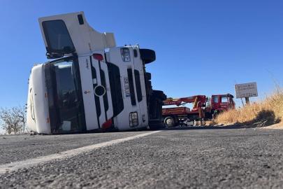 Şanlıurfa’da tekstil hammaddesi yüklü tır devrildi
