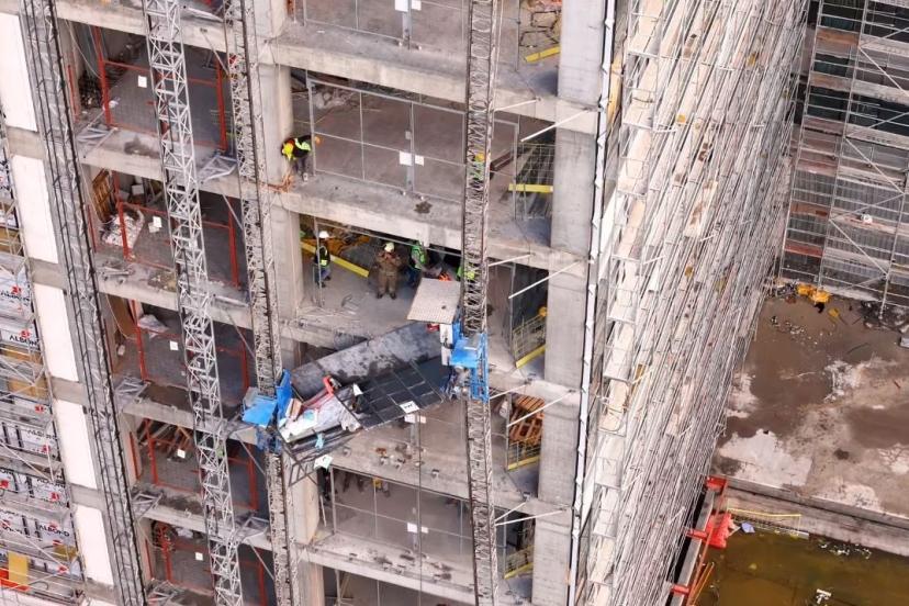 Şantiyede yük asansörünün halatı koptu: 2 yaralı