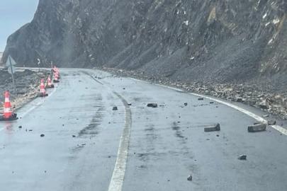 Şarköy’de yamaçtan düşen kayalar tehlike saçıyor