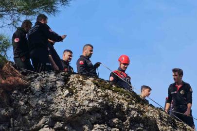 Sarp kayalıklarda mahsur kalan keçi kurtarıldı