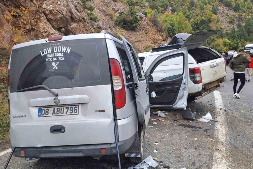 Şavşat’taki zincirleme kazada yaralanan genç hastanede hayatını kaybetti