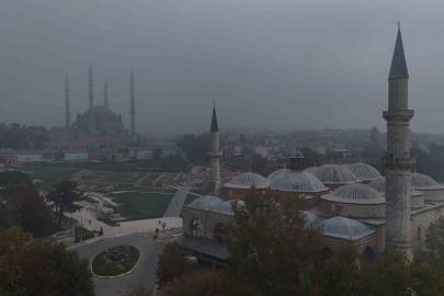 Selimiye Camisi sis bulutları arasında kayboldu