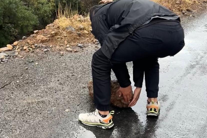 Şemdinli-Derecik karayoluna düşen kaya parçalarını dağcılar temizledi