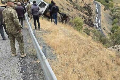 Şemdinli’de uçuruma düşen kamyonu askeri vinç kurtardı