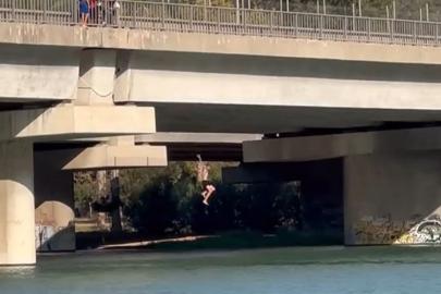 Serinlemek için metrelerce yükseklikten nehre atladılar