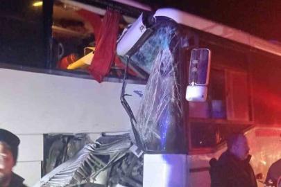 Servis otobüsü yolcu otobüsüne çarptı: 13 yaralı