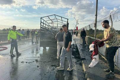 Seyir halindeki kamyonet alev aldı: Ensesinde sıcaklık hissedince, 3 kişinin hayatı kurtuldu