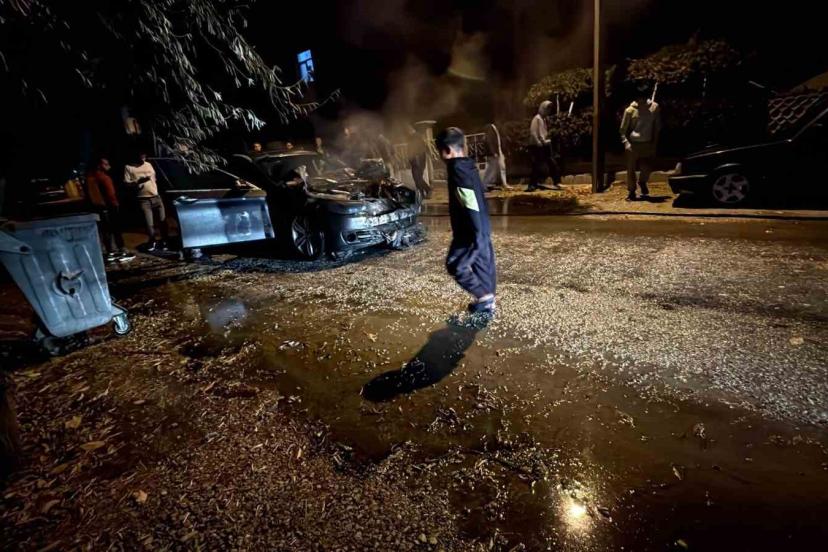 Seyir halindeki otomobil alev aldı